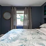 Great 1-Bedroom Suite Near Downtown Langford