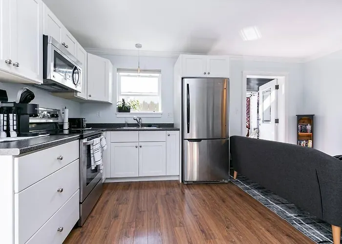 Great 1-Bedroom Suite Near Downtown Langford
