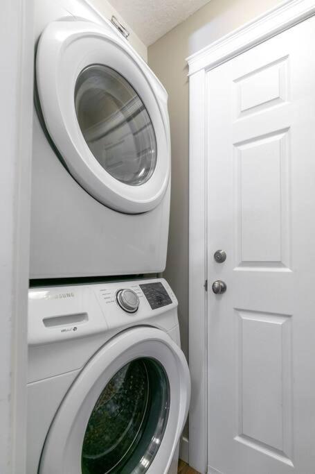 Great 1-bedroom Near Downtown Langford Victoria
