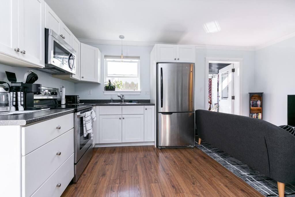 Great 1-bedroom Near Downtown Langford Apartamento